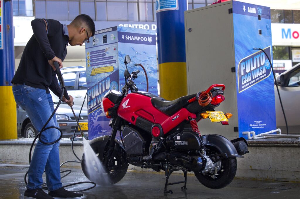 Nuestras sedes Pulito y un hombre lavando su moto